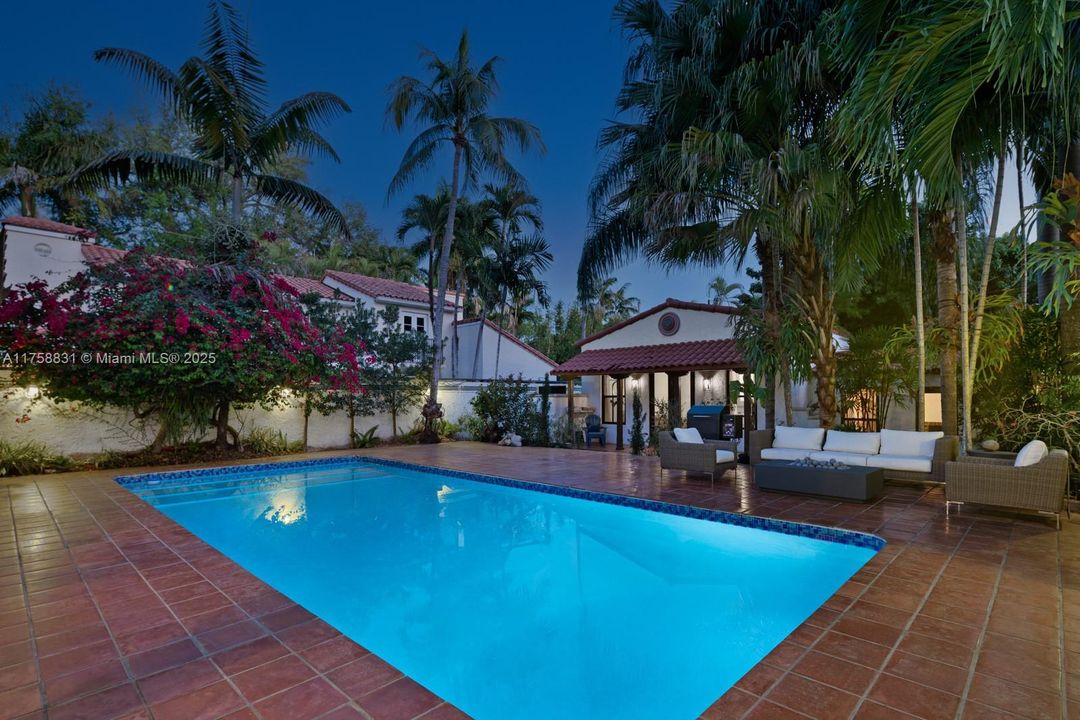 Recently Sold: $3,350,000 (4 beds, 3 baths, 2868 Square Feet)