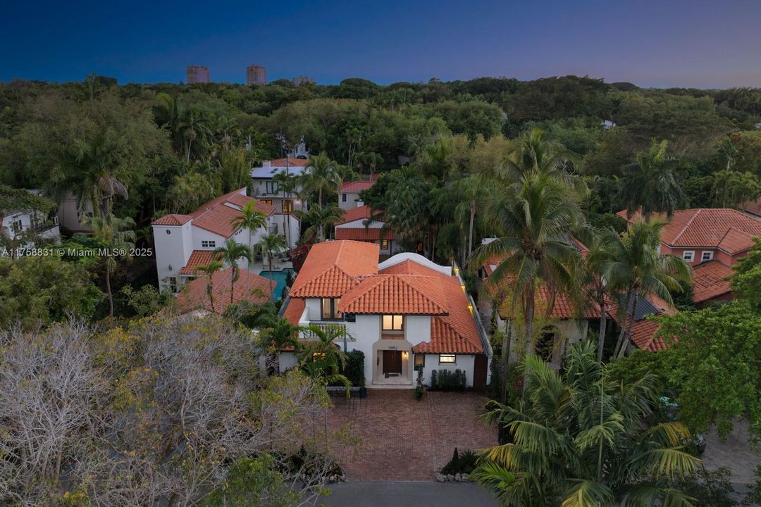 Recently Sold: $3,350,000 (4 beds, 3 baths, 2868 Square Feet)