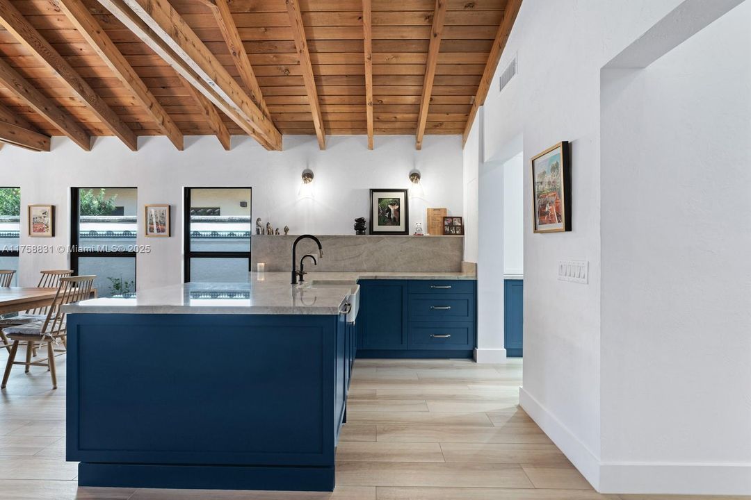 Recently Sold: $3,350,000 (4 beds, 3 baths, 2868 Square Feet)