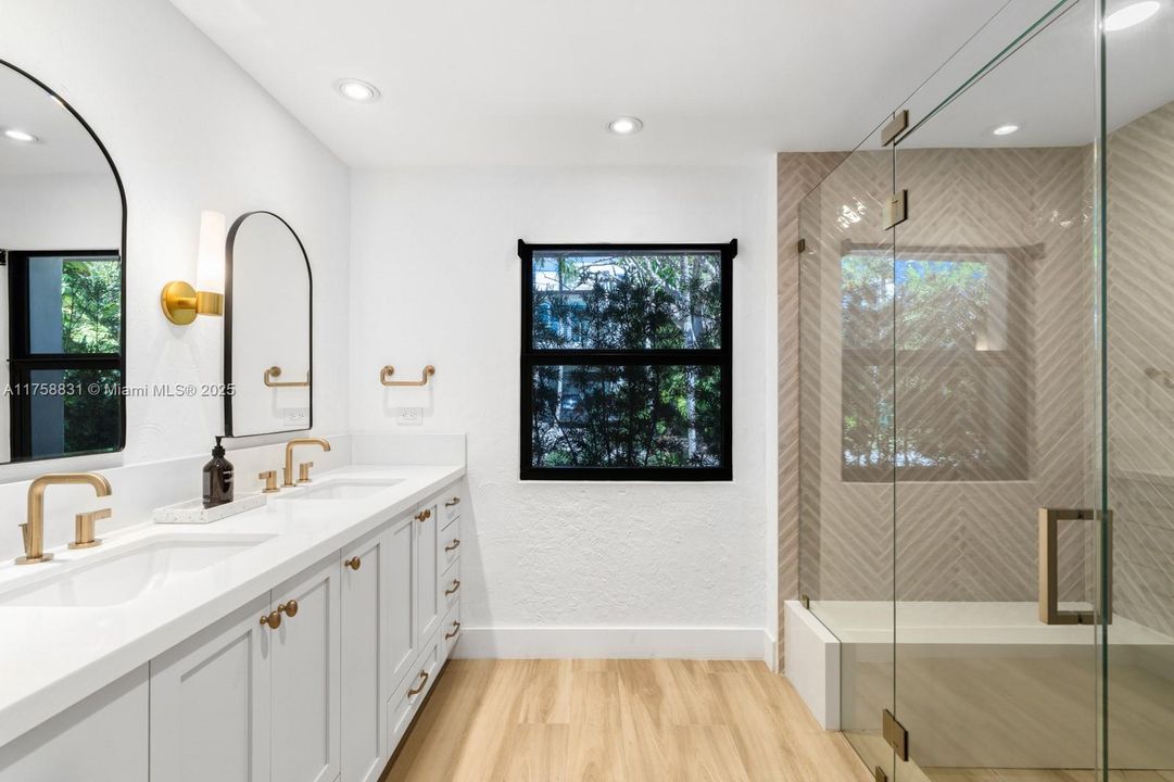 Recently Sold: $3,350,000 (4 beds, 3 baths, 2868 Square Feet)