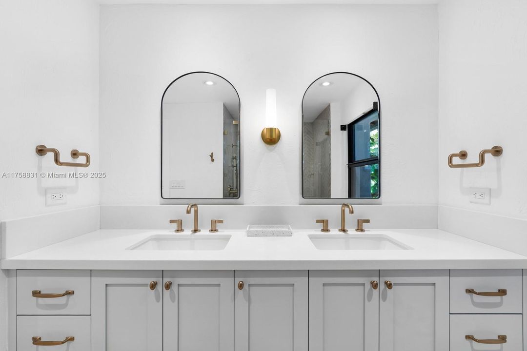 Recently Sold: $3,350,000 (4 beds, 3 baths, 2868 Square Feet)