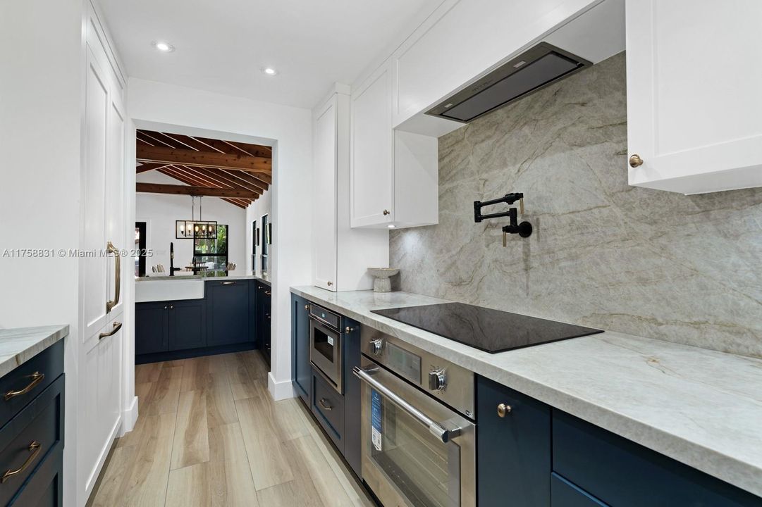 Recently Sold: $3,350,000 (4 beds, 3 baths, 2868 Square Feet)