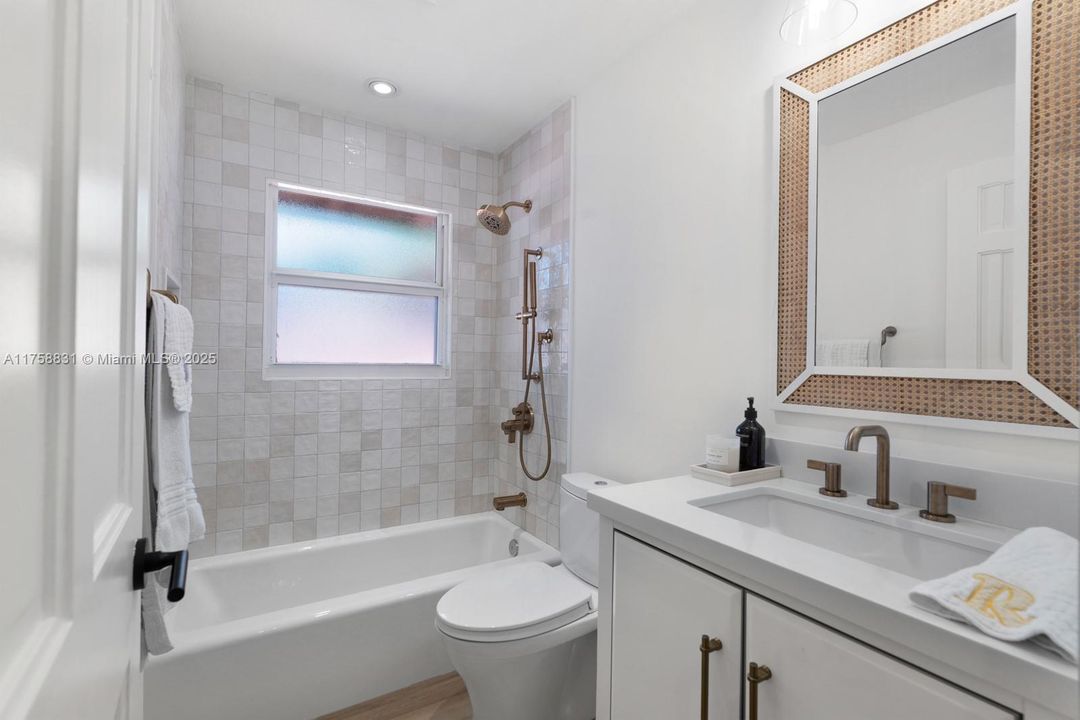 Recently Sold: $3,350,000 (4 beds, 3 baths, 2868 Square Feet)