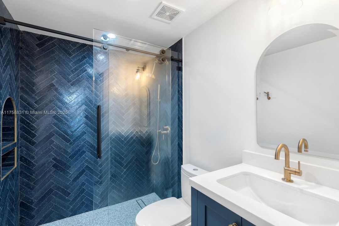 Recently Sold: $3,350,000 (4 beds, 3 baths, 2868 Square Feet)