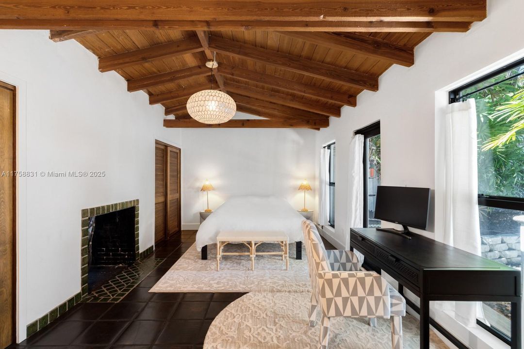 Recently Sold: $3,350,000 (4 beds, 3 baths, 2868 Square Feet)