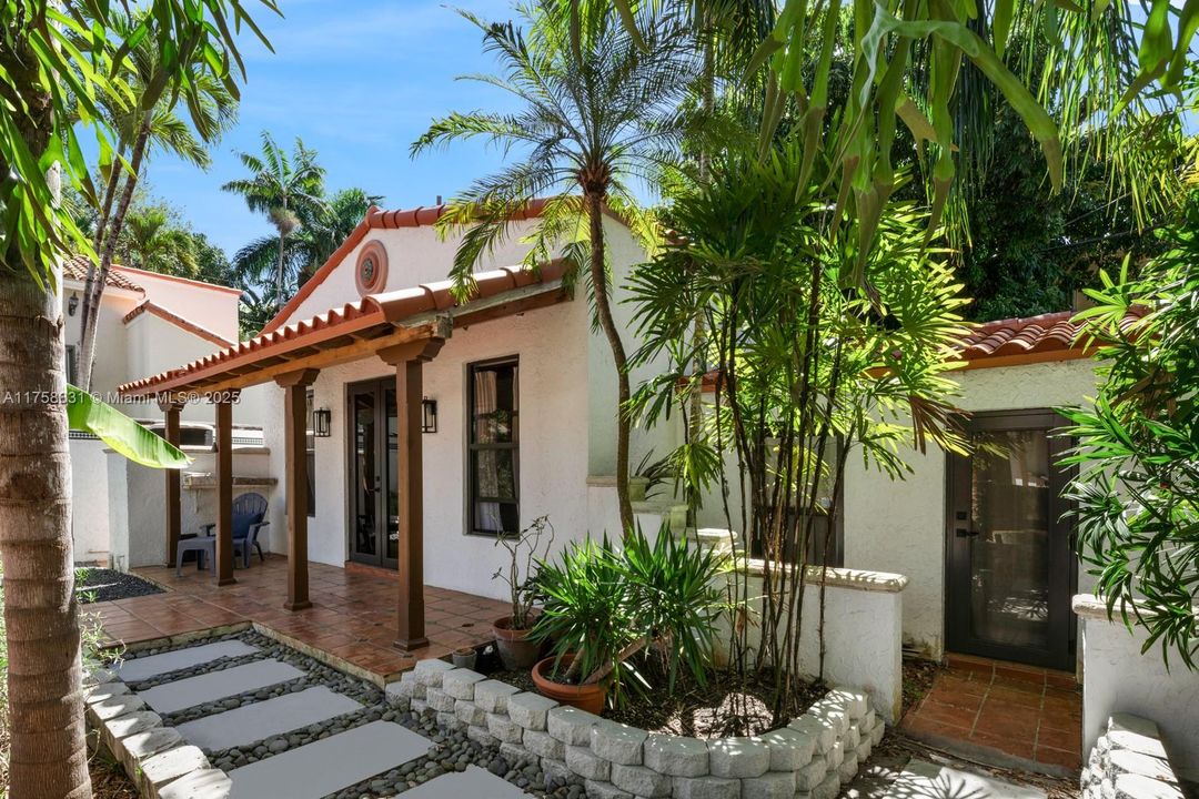 Recently Sold: $3,350,000 (4 beds, 3 baths, 2868 Square Feet)