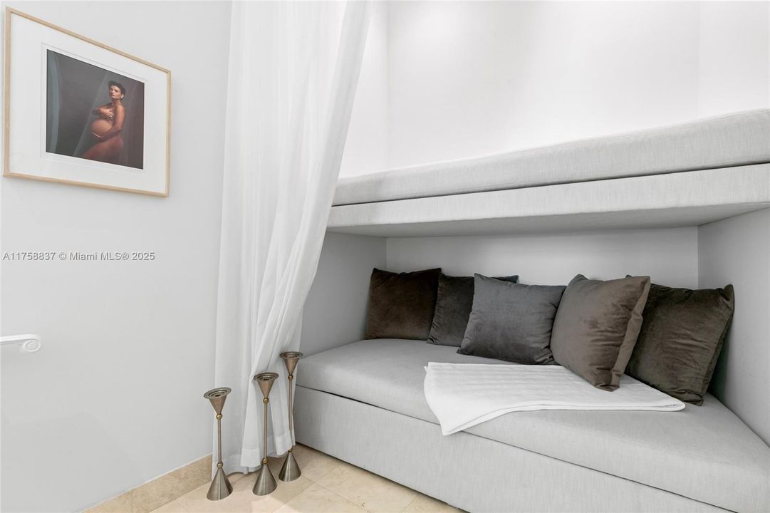 Vendido Recientemente: $4,499,000 (3 camas, 3 baños, 2580 Pies cuadrados)