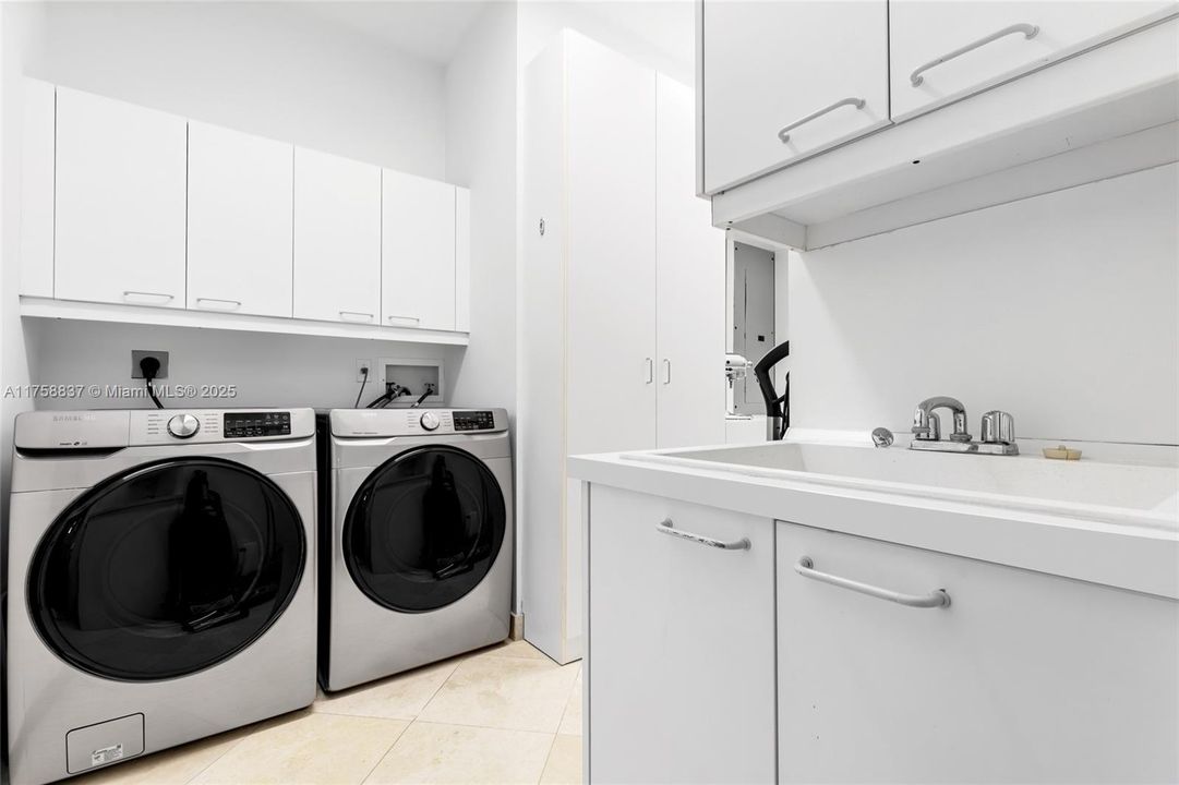 Vendido Recientemente: $4,499,000 (3 camas, 3 baños, 2580 Pies cuadrados)