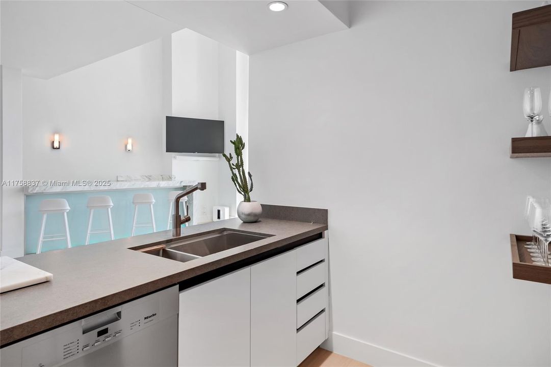 Vendido Recientemente: $4,499,000 (3 camas, 3 baños, 2580 Pies cuadrados)