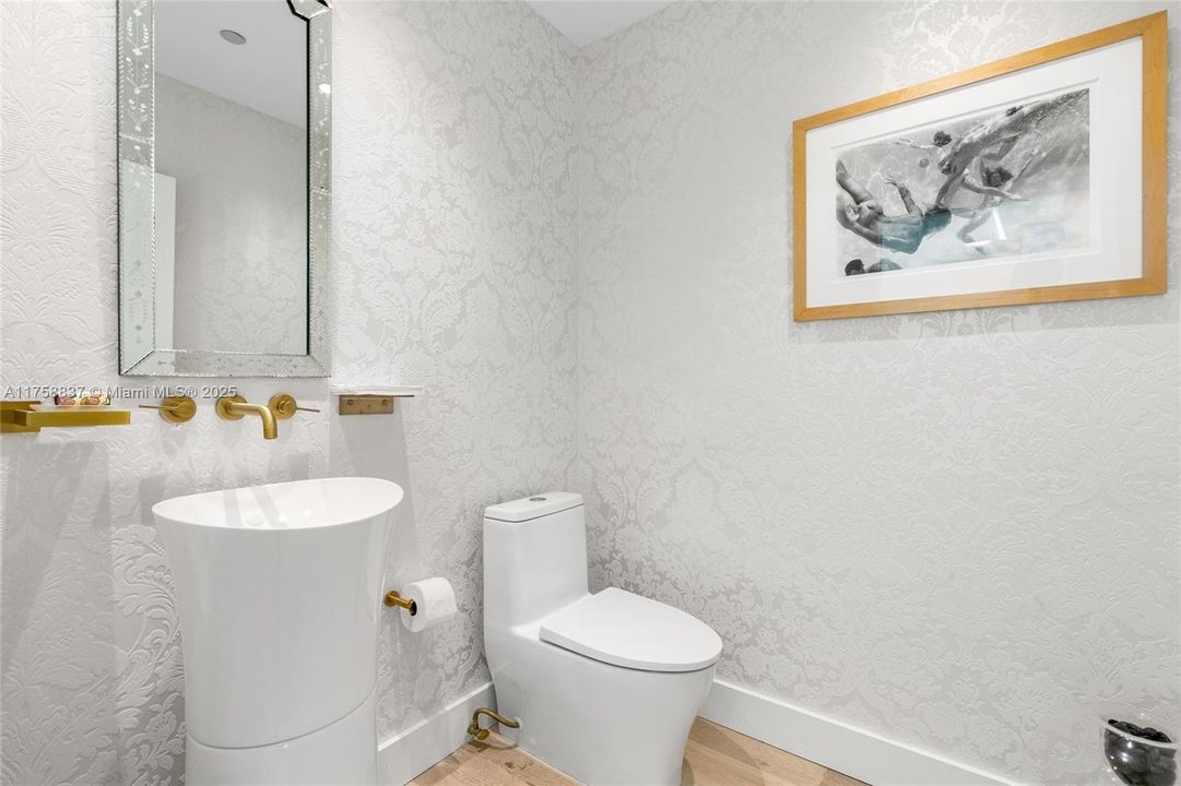 Vendido Recientemente: $4,499,000 (3 camas, 3 baños, 2580 Pies cuadrados)