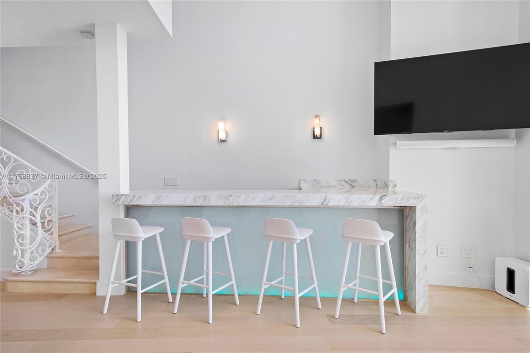 Vendido Recientemente: $4,499,000 (3 camas, 3 baños, 2580 Pies cuadrados)