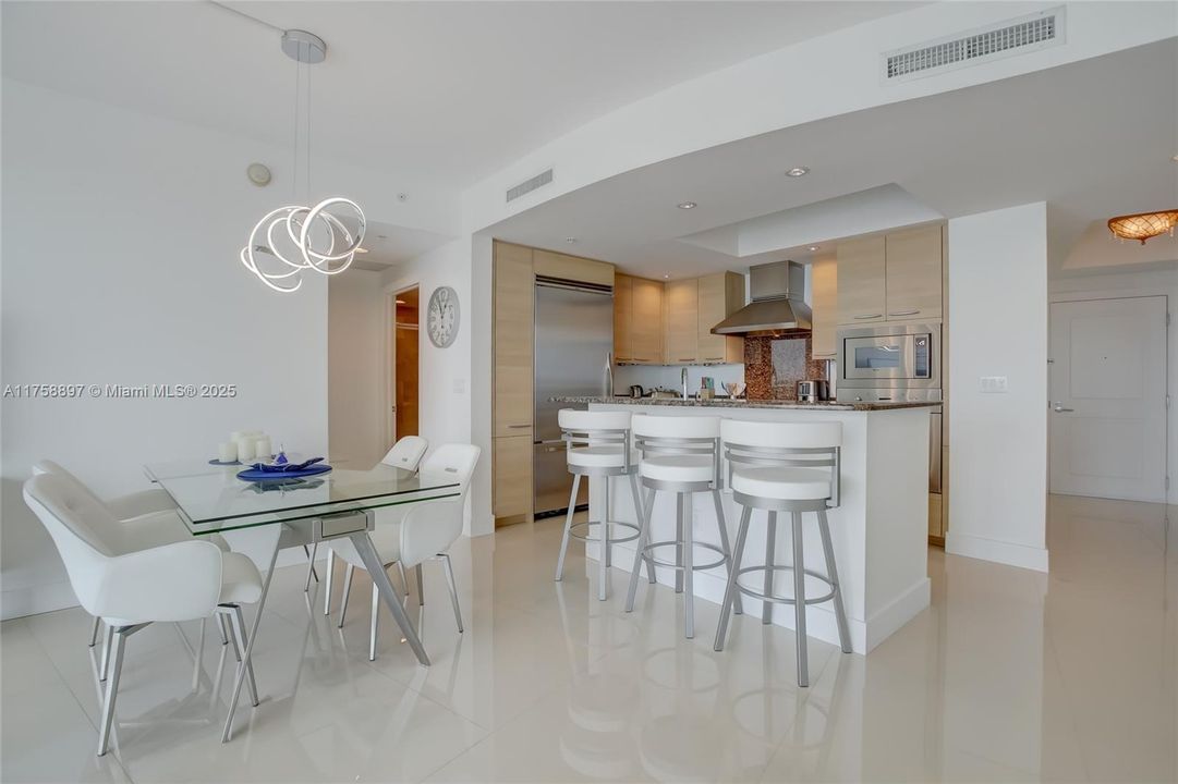 Recently Sold: $1,375,000 (2 beds, 2 baths, 1439 Square Feet)