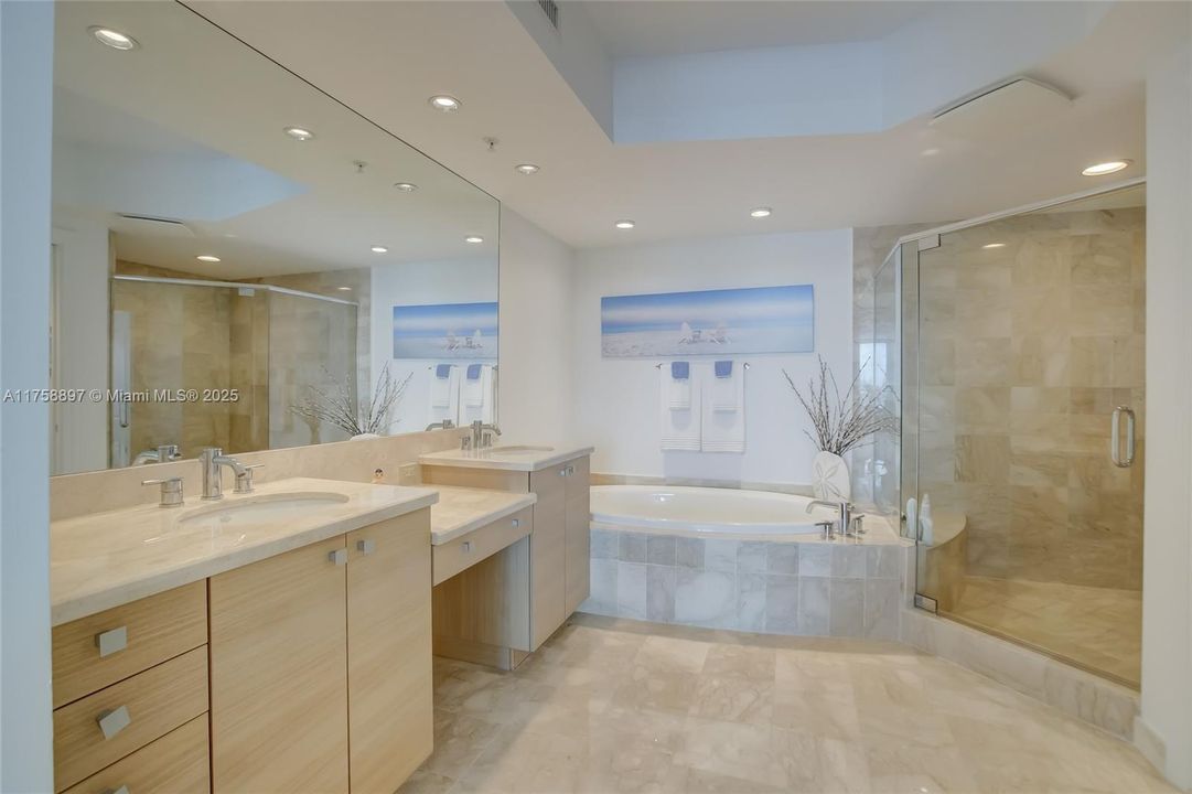 Recently Sold: $1,375,000 (2 beds, 2 baths, 1439 Square Feet)