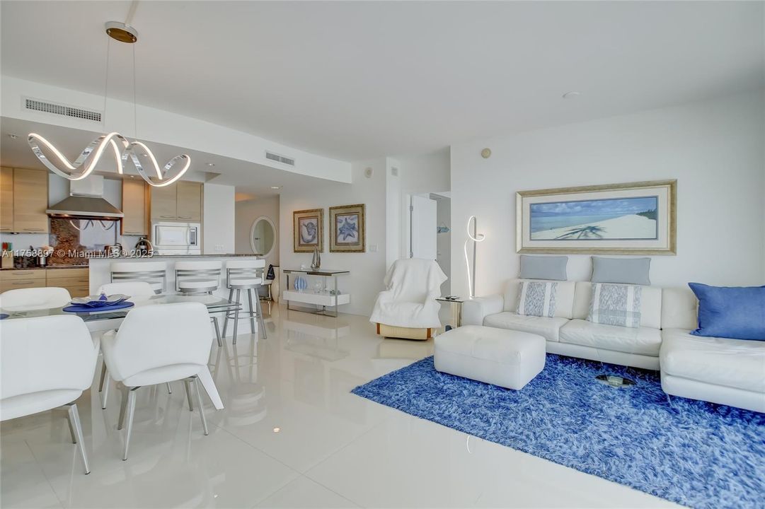Recently Sold: $1,375,000 (2 beds, 2 baths, 1439 Square Feet)