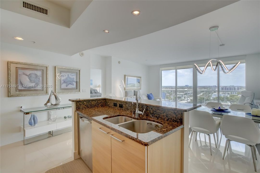 Recently Sold: $1,375,000 (2 beds, 2 baths, 1439 Square Feet)