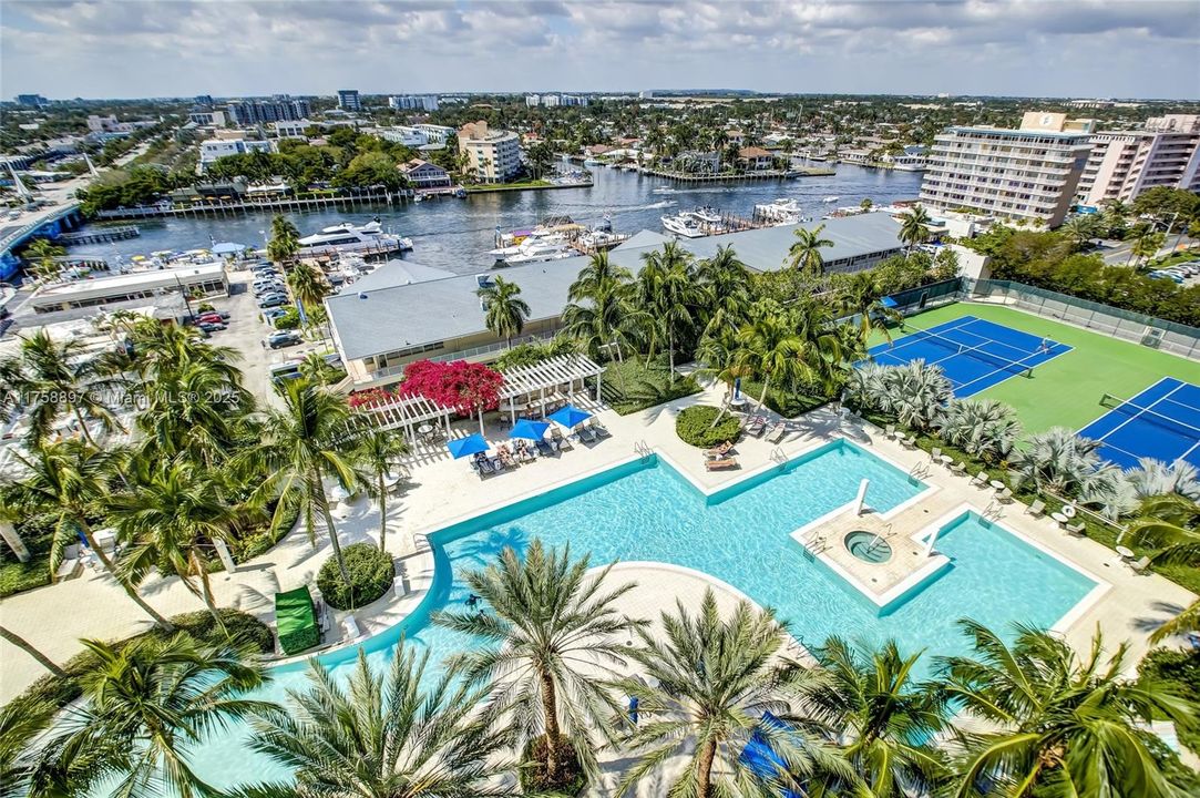 Recently Sold: $1,375,000 (2 beds, 2 baths, 1439 Square Feet)