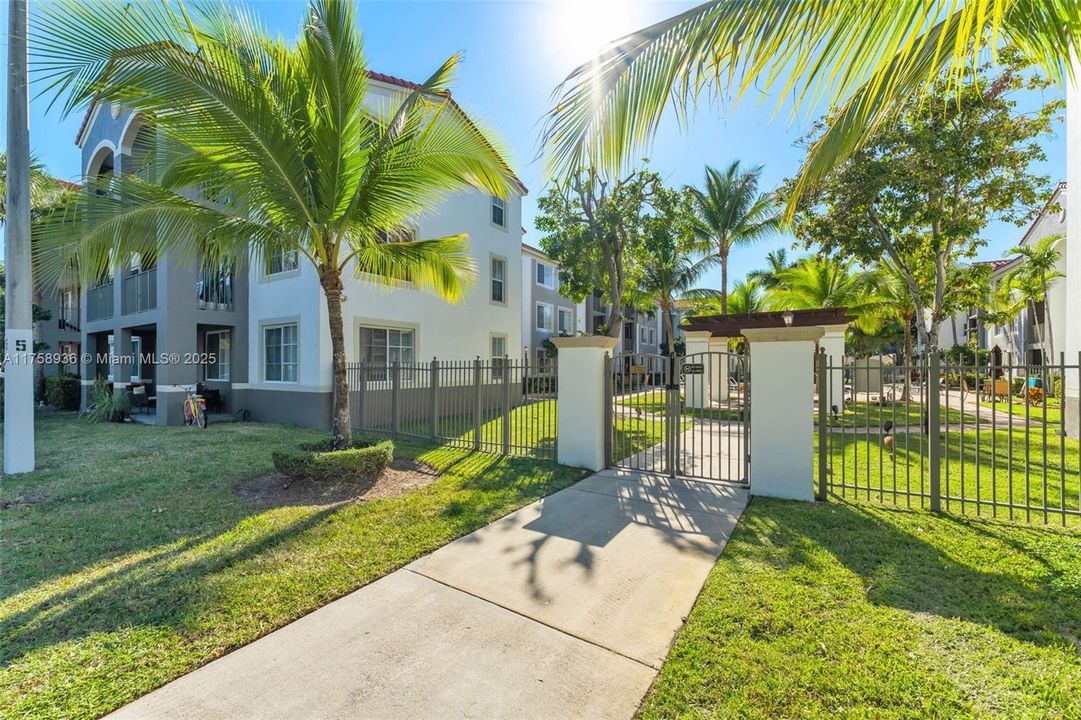 Recently Sold: $400,000 (3 beds, 2 baths, 1185 Square Feet)