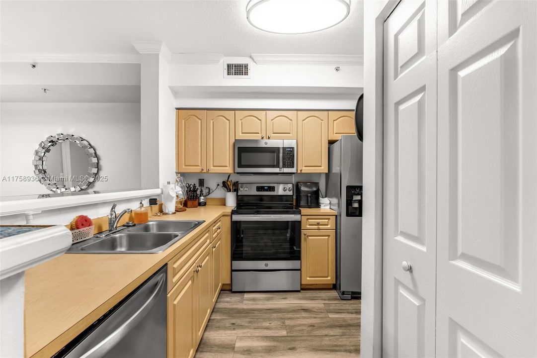 Recently Sold: $400,000 (3 beds, 2 baths, 1185 Square Feet)