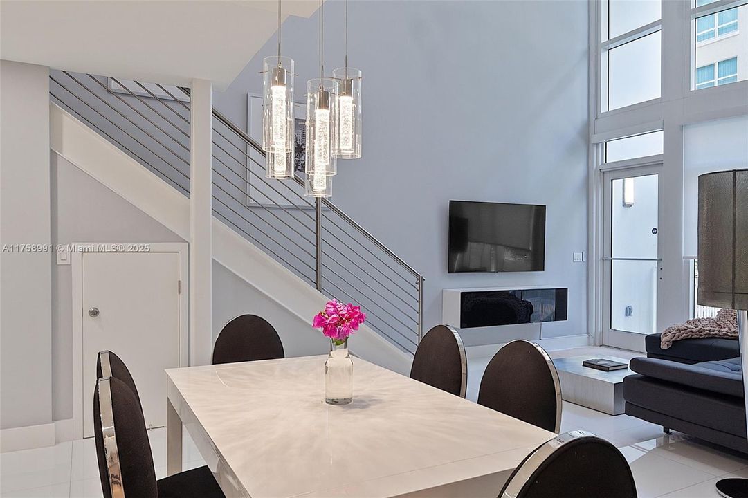 待售: $1,020,000 (2 贝兹, 2 浴室, 1637 平方英尺)