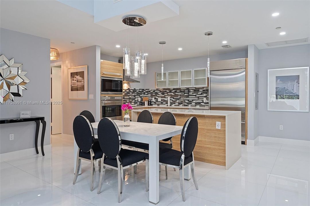 待售: $1,020,000 (2 贝兹, 2 浴室, 1637 平方英尺)