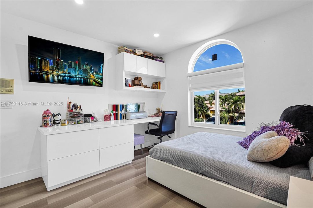 Recently Rented: $6,000 (4 beds, 2 baths, 2258 Square Feet)