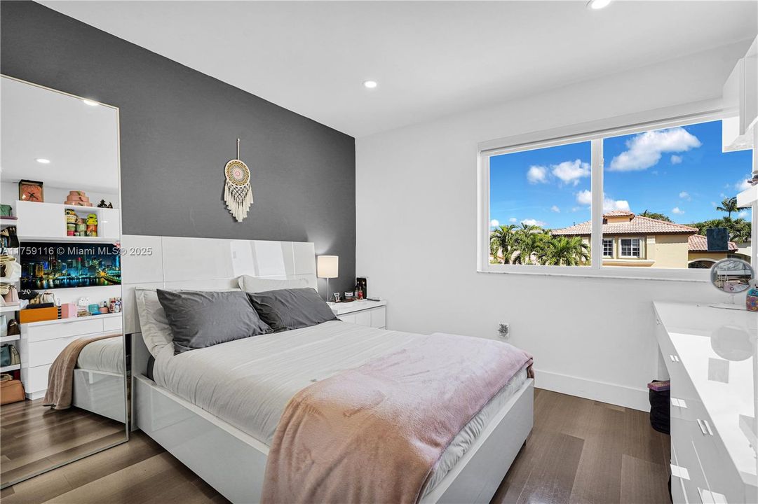 Recently Rented: $6,000 (4 beds, 2 baths, 2258 Square Feet)