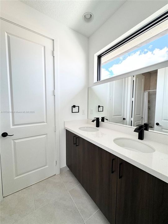 В аренду: $3,100 (4 спален, 2 ванн, 0 Квадратных фут)