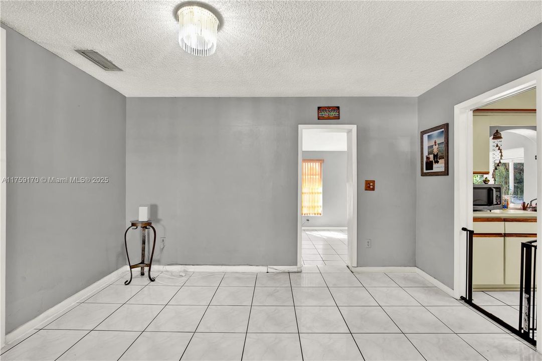 最近售出: $679,900 (3 贝兹, 2 浴室, 1650 平方英尺)