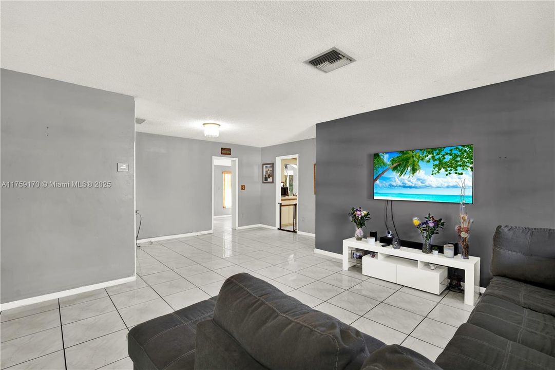 最近售出: $679,900 (3 贝兹, 2 浴室, 1650 平方英尺)