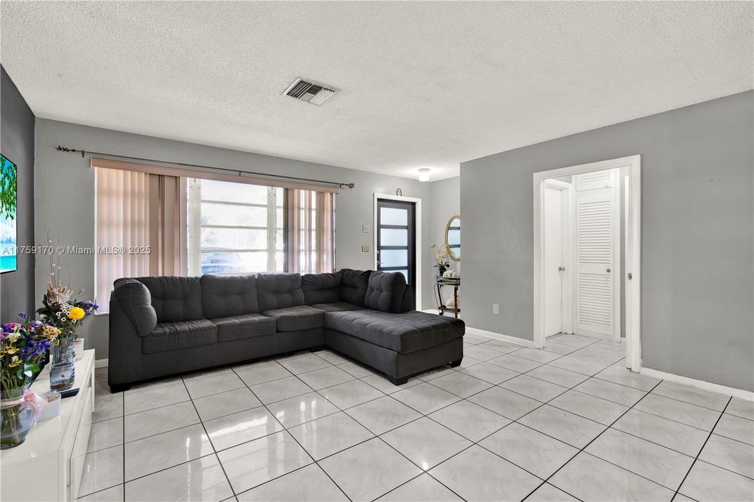 最近售出: $679,900 (3 贝兹, 2 浴室, 1650 平方英尺)