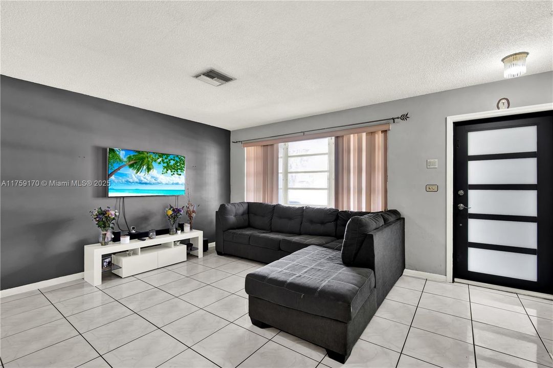 最近售出: $679,900 (3 贝兹, 2 浴室, 1650 平方英尺)