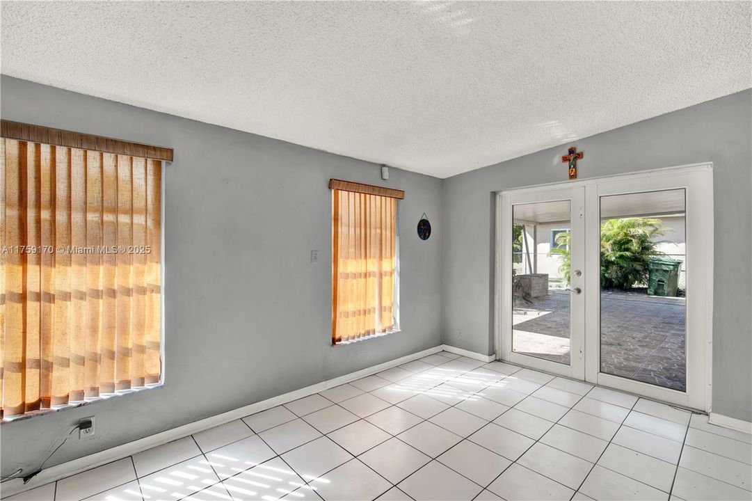 最近售出: $679,900 (3 贝兹, 2 浴室, 1650 平方英尺)