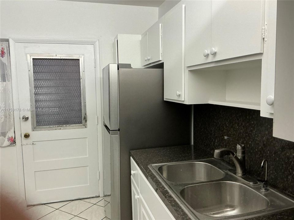 For Sale: $150,000 (1 beds, 1 baths, 703 Square Feet)