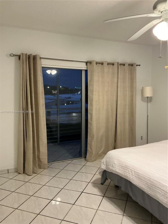 For Sale: $150,000 (1 beds, 1 baths, 703 Square Feet)