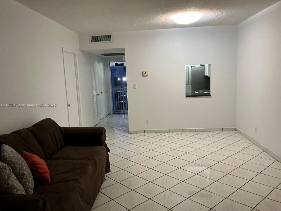 For Sale: $150,000 (1 beds, 1 baths, 703 Square Feet)