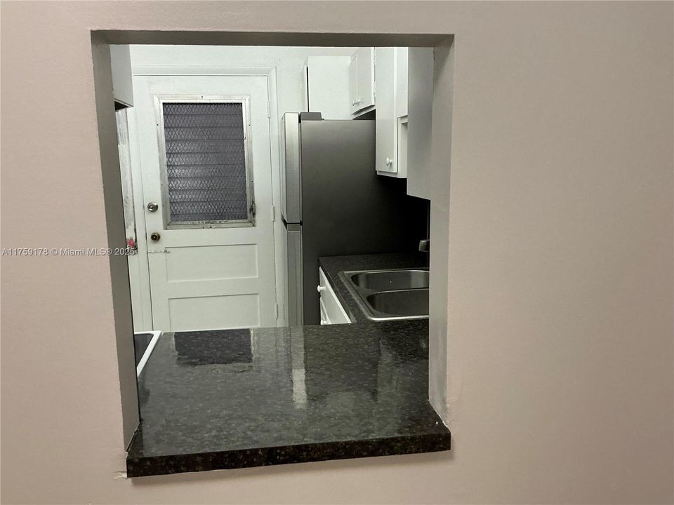 For Sale: $150,000 (1 beds, 1 baths, 703 Square Feet)