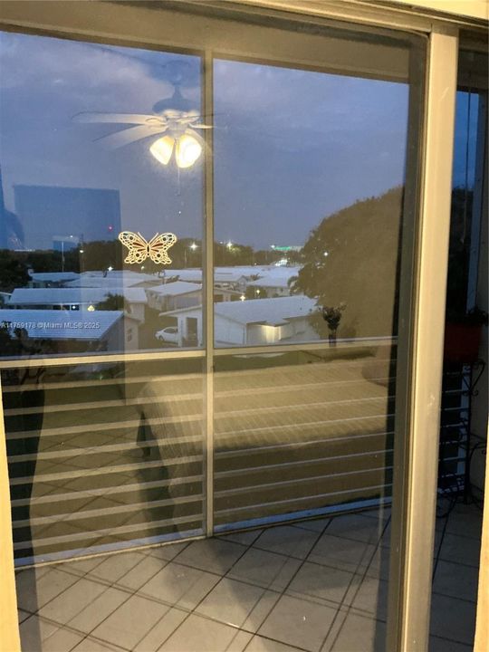 For Sale: $150,000 (1 beds, 1 baths, 703 Square Feet)