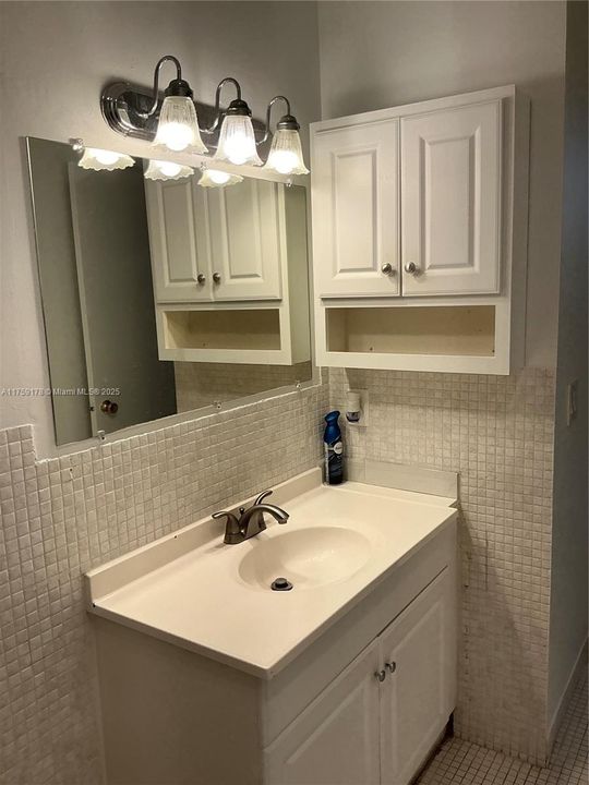 For Sale: $150,000 (1 beds, 1 baths, 703 Square Feet)