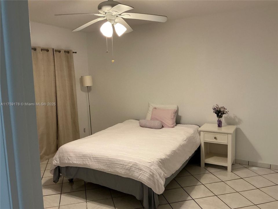 For Sale: $150,000 (1 beds, 1 baths, 703 Square Feet)