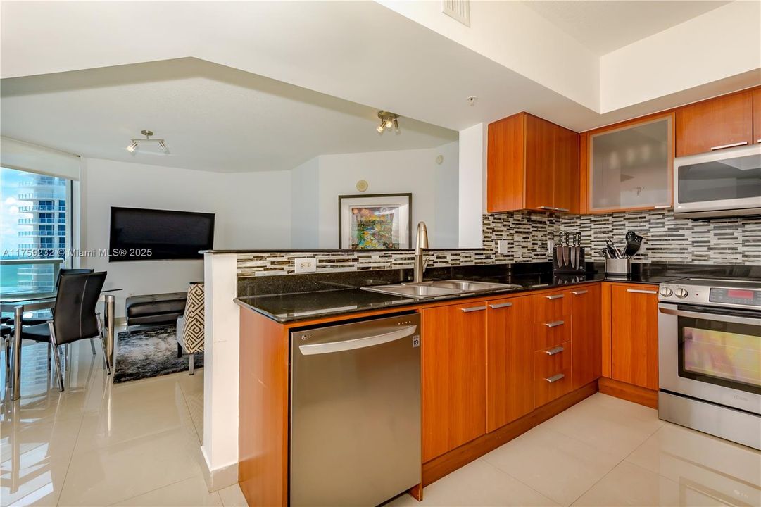 待售: $979,000 (2 贝兹, 2 浴室, 1266 平方英尺)