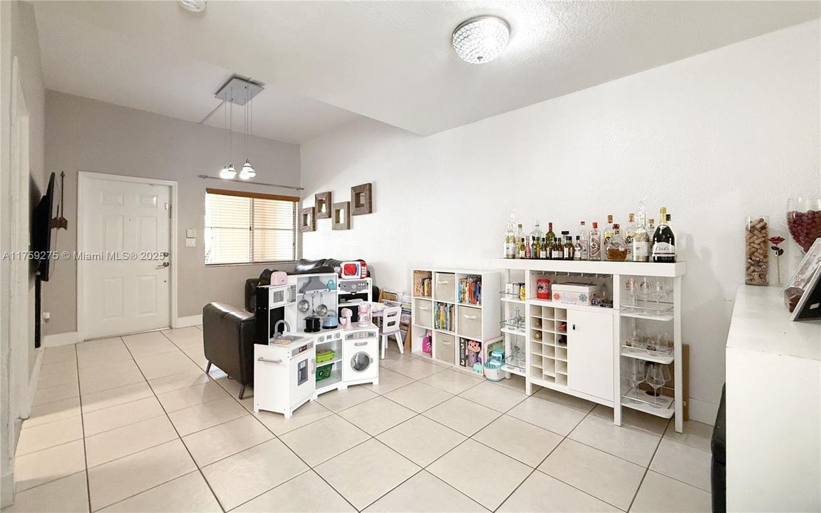 最近售出: $444,990 (3 贝兹, 2 浴室, 1705 平方英尺)