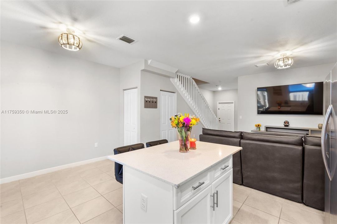 На продажу: $415,000 (3 спален, 3 ванн, 1328 Квадратных фут)