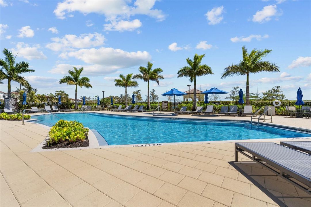 На продажу: $415,000 (3 спален, 3 ванн, 1328 Квадратных фут)