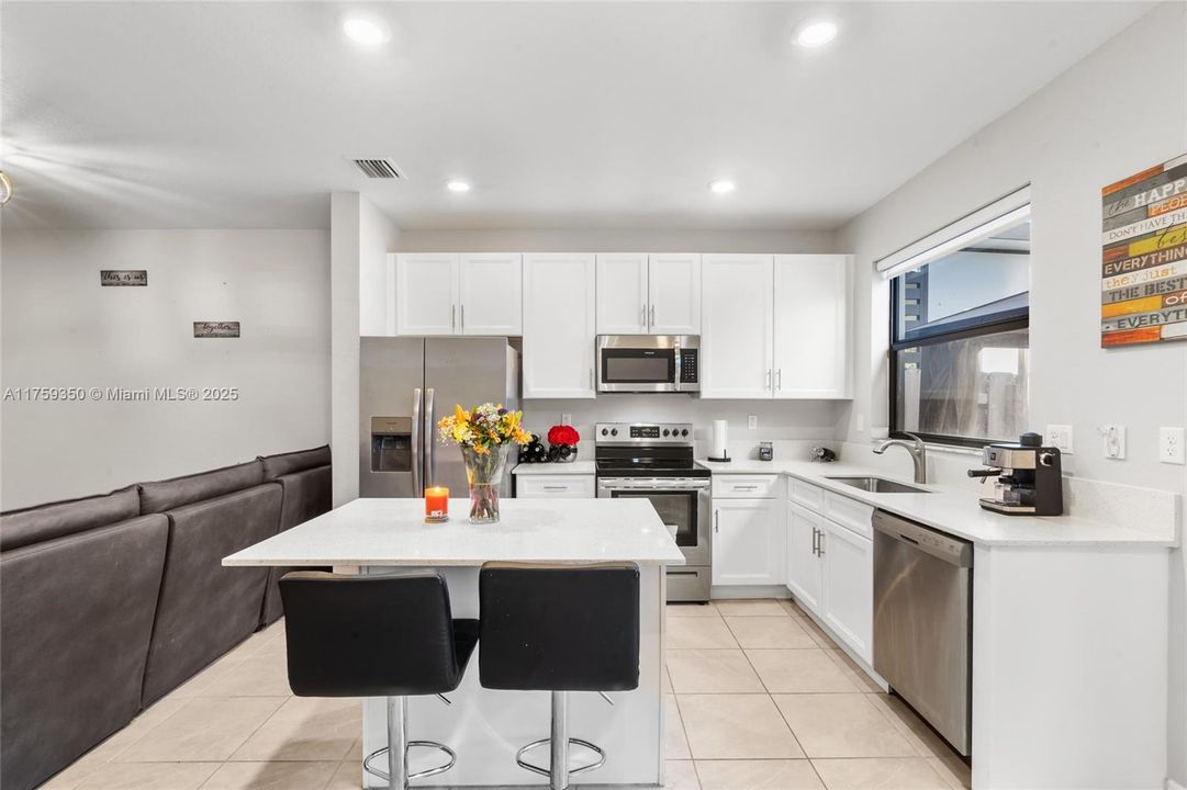 На продажу: $415,000 (3 спален, 3 ванн, 1328 Квадратных фут)