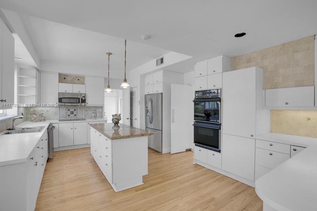 For Sale: $4,999,999 (4 beds, 3 baths, 3744 Square Feet)