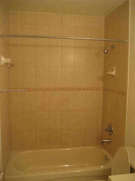 Recently Rented: $2,400 (2 beds, 2 baths, 986 Square Feet)