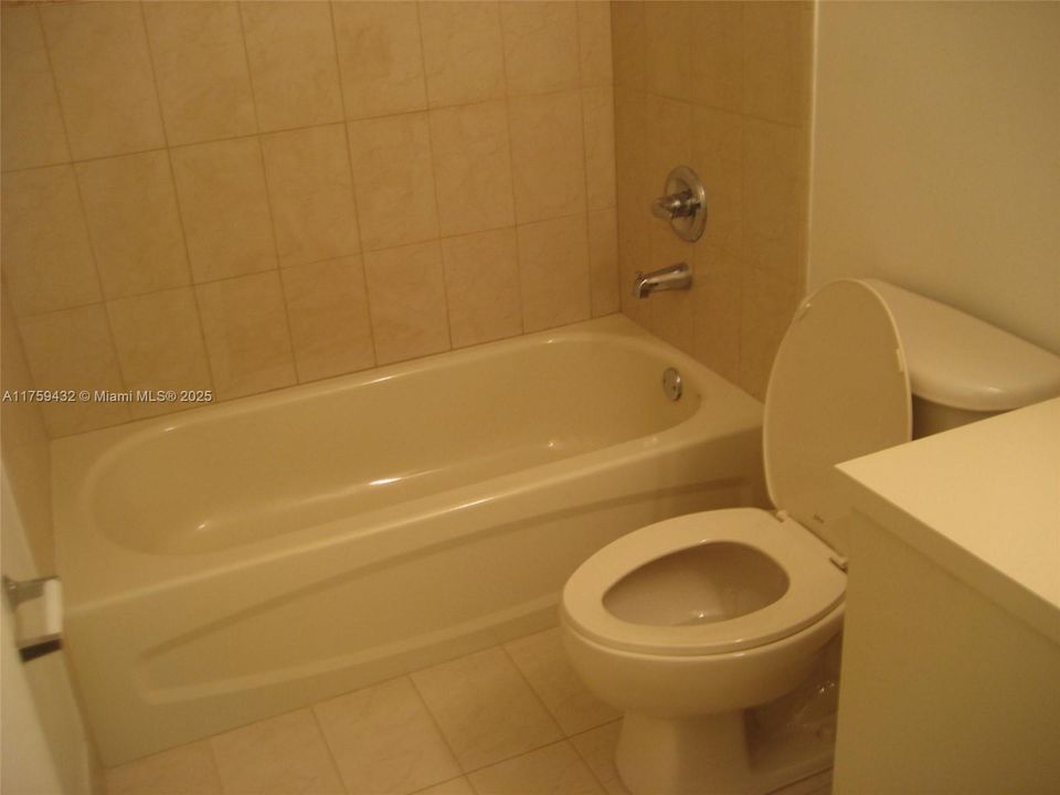 Recently Rented: $2,400 (2 beds, 2 baths, 986 Square Feet)