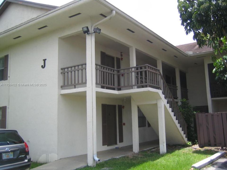 Recently Rented: $2,400 (2 beds, 2 baths, 986 Square Feet)