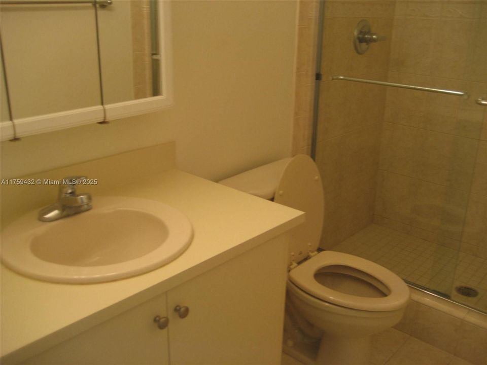 Recently Rented: $2,400 (2 beds, 2 baths, 986 Square Feet)