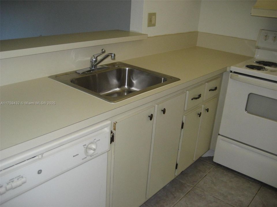 Recently Rented: $2,400 (2 beds, 2 baths, 986 Square Feet)